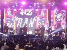 Dentuman RAN Nyalakan Semangat Malam di Allo Bank Festival 2025 Dentuman RAN Nyalakan Semangat Malam di Allo Bank Festival 2025