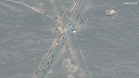 Gambar satelit terbaru dari Maxar Technologies mengungkap aktivitas mencurigakan di sekitar fasilitas nuklir Fordow, dekat Qom, Iran. Foto yang diambil pada 20 Juni 2025 itu memperlihatkan sejumlah truk militer dan bangunan pelindung kendaraan (revetments) sekitar 1,1 kilometer dari kompleks nuklir bawah tanah tersebut. (REUTERS/MAXAR TECHNOLOGIES)
