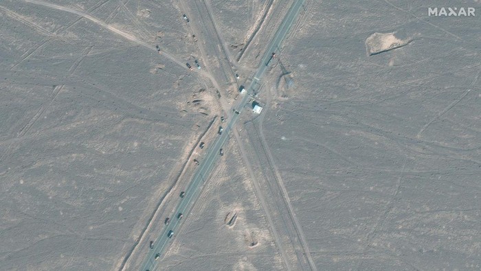 Diserang AS, Iran Perkuat Pertahanan Bunker Nuklir Fordow A satellite image shows trucks positioned near the entrance of the Fordow fuel enrichment facility, near Qom, Iran June 19, 2025. Maxar Technologies/Handout via REUTERS THIS IMAGE HAS BEEN SUPPLIED BY A THIRD PARTY. NO RESALES. NO ARCHIVES. MANDATORY CREDIT. MUST NOT OBSCURE LOGO