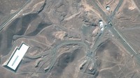 Fordow merupakan salah satu fasilitas pengayaan uranium paling sensitif di Iran, yang dibangun puluhan meter di dalam pegunungan untuk menghindari serangan udara langsung. Para analis menilai, satu-satunya senjata konvensional yang bisa menembus perlindungan Fordow adalah bom bunker‑buster seberat 13 ton (GBU‑57) milik militer AS, yang hanya bisa dijatuhkan oleh pesawat siluman B‑2. (REUTERS/MAXAR TECHNOLOGIES)