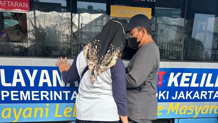 Ditlantas Polda Metro Jaya layani ratusan kendaraan yang perpanjang STNK di Samsat keliling di CFD Bundaran HI, Minggu (22/6/2025).