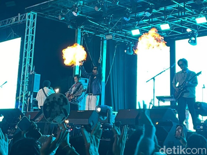 D'Masiv D'masiv tampil di panggung Allo Bank Festival 2025.