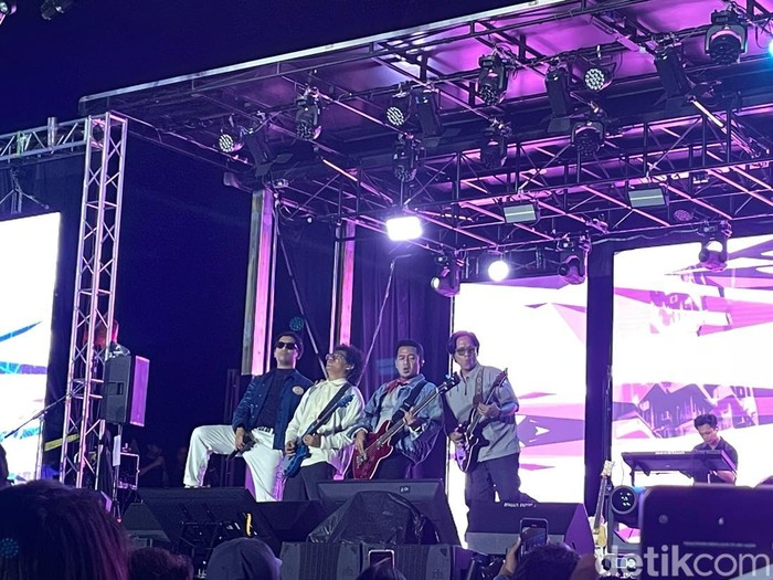 D'Masiv D'masiv tampil di panggung Allo Bank Festival 2025.