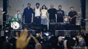 Setelah Teddy dan Teza Sumendra lebih dulu membakar semangat penonton dengan deretan lagu RnB andalan mereka, giliran Eva Celia naik ke atas panggung dan langsung menyihir penonton lewat lagu Electric. Suaranya yang khas dan penuh karakter membuat ribuan penonton ikut bernyanyi dan berjoget bareng.