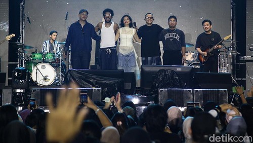 Penampilan kolaboratif yang hangat dan penuh energi dari Eva Celia bersama proyek musik Alive and Well di panggung Gak Bakal Rugi Stage, Allo Bank Festival 2025, Istora Senayan, Jakarta, pada Sabtu (21/6) malam.