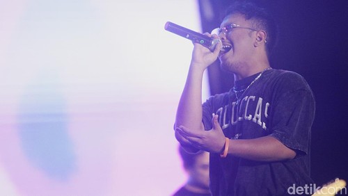 Penampilan kolaboratif yang hangat dan penuh energi dari Eva Celia bersama proyek musik Alive and Well di panggung Gak Bakal Rugi Stage, Allo Bank Festival 2025, Istora Senayan, Jakarta, pada Sabtu (21/6) malam.