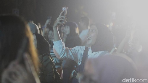 Penampilan kolaboratif yang hangat dan penuh energi dari Eva Celia bersama proyek musik Alive and Well di panggung Gak Bakal Rugi Stage, Allo Bank Festival 2025, Istora Senayan, Jakarta, pada Sabtu (21/6) malam.