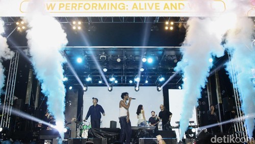 Penampilan kolaboratif yang hangat dan penuh energi dari Eva Celia bersama proyek musik Alive and Well di panggung Gak Bakal Rugi Stage, Allo Bank Festival 2025, Istora Senayan, Jakarta, pada Sabtu (21/6) malam.
