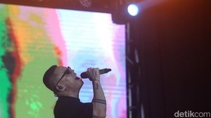 Alive and Well yang digagas oleh Teddy Adhitya jadi salah satu penampilan yang paling ditunggu di panggung outdoor.