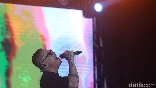 Penampilan kolaboratif yang hangat dan penuh energi dari Eva Celia bersama proyek musik Alive and Well di panggung Gak Bakal Rugi Stage, Allo Bank Festival 2025, Istora Senayan, Jakarta, pada Sabtu (21/6) malam.