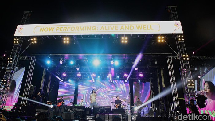 Penampilan kolaboratif yang hangat dan penuh energi dari Eva Celia bersama proyek musik Alive and Well di panggung Gak Bakal Rugi Stage, Allo Bank Festival 2025, Istora Senayan, Jakarta, pada Sabtu (21/6) malam.