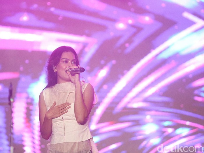 Penampilan kolaboratif yang hangat dan penuh energi dari Eva Celia bersama proyek musik Alive and Well di panggung Gak Bakal Rugi Stage, Allo Bank Festival 2025, Istora Senayan, Jakarta, pada Sabtu (21/6) malam.