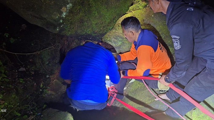 Evakuasi Beti, peziarah di Gua Naga Mas Kuningan