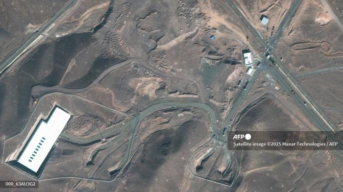 Gambar satelit yang dibagikan ini milik Maxar Technologies menunjukkan truk kargo yang ditempatkan di dekat pintu masuk bawah tanah ke Pabrik Pengayaan Bahan Bakar Fordow (FFEP) Iran, di Fordo, Iran pada tanggal 20 Juni 2025.