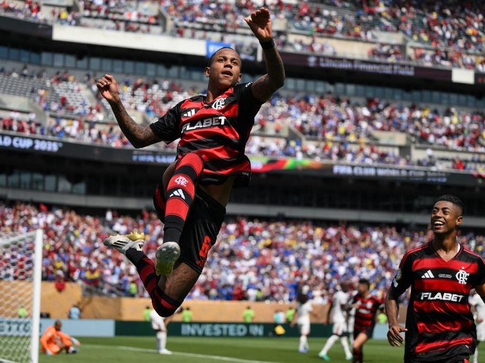 PHILADELPHIA, PENNSYLVANIA - JUNE 20: Wallace Yan #64 of CR Flamengo celebrates scoring his teams third goal during the FIFA Club World Cup 2025 group D match between CR Flamengo and Chelsea FC at Lincoln Financial Field on June 20, 2025 in Philadelphia, Pennsylvania.   David Ramos/Getty Images/AFP (Photo by David Ramos / GETTY IMAGES NORTH AMERICA / Getty Images via AFP)