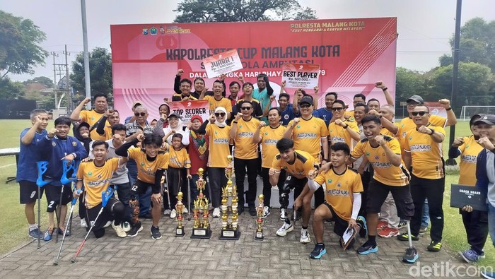 Forkopimda bersama Tim Sepakbola Amputasi Persama sebagai juara pertama