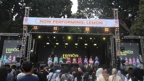 Personel Lemon menghibur penonton di Allo Bank Festival, Istora Senayan, Jakarta, Minggu (22/6/2025).