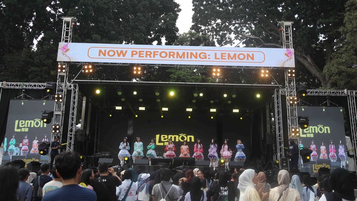 Personel Lemon menghibur penonton di Allo Bank Festival, Istora Senayan, Jakarta, Minggu (22/6/2025).