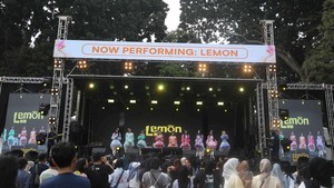 Baru tampil, tapi Lemon udah bikin crowd jingkrak bareng. Wajah baru di skena girl band yang gak boleh diremehin! Foto: Pradita Utama