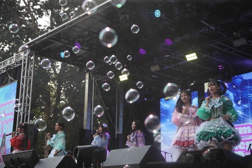 Personel Lemon menghibur penonton di Allo Bank Festival, Istora Senayan, Jakarta, Minggu (22/6/2025).