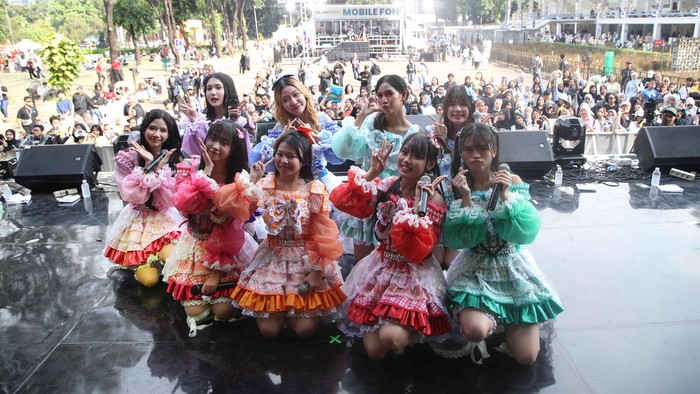 Personel Lemon menghibur penonton di Allo Bank Festival, Istora Senayan, Jakarta, Minggu (22/6/2025).