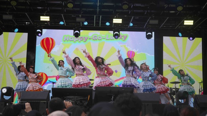 Personel Lemon menghibur penonton di Allo Bank Festival, Istora Senayan, Jakarta, Minggu (22/6/2025).