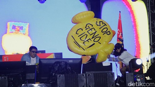 Hari pertama Allo Bank Festival 2025 ditutup dengan meriah lewat aksi panggung dari duo koplo fenomenal, Feel Koplo, yang tampil di Gak Bakal Rugi Stage, Istora Senayan Jakarta, Sabtu (21/6).