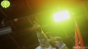 Lagu pembuka mereka, Ku Tak Bisa dari Slank, langsung memantik semangat penonton yang tetap bertahan meski waktu sudah larut malam.