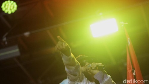 Hari pertama Allo Bank Festival 2025 ditutup dengan meriah lewat aksi panggung dari duo koplo fenomenal, Feel Koplo, yang tampil di Gak Bakal Rugi Stage, Istora Senayan Jakarta, Sabtu (21/6).
