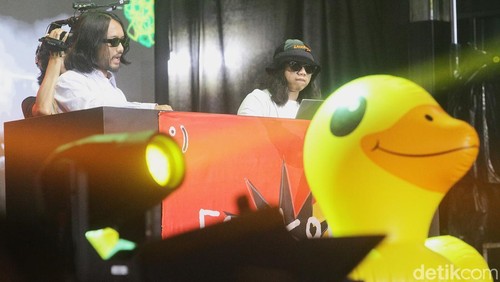 Hari pertama Allo Bank Festival 2025 ditutup dengan meriah lewat aksi panggung dari duo koplo fenomenal, Feel Koplo, yang tampil di Gak Bakal Rugi Stage, Istora Senayan Jakarta, Sabtu (21/6).