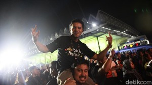 Assalamualaikum Feel Koplo datang, ayo dangdutan! seru mereka membuka penampilan, yang langsung disambut sorak sorai penonton.
