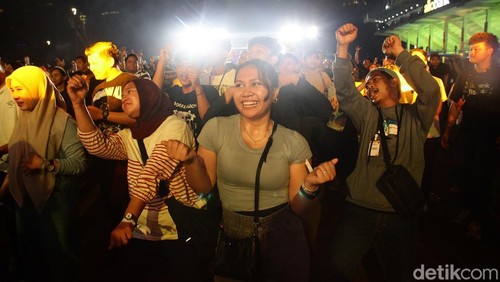 Hari pertama Allo Bank Festival 2025 ditutup dengan meriah lewat aksi panggung dari duo koplo fenomenal, Feel Koplo, yang tampil di Gak Bakal Rugi Stage, Istora Senayan Jakarta, Sabtu (21/6).