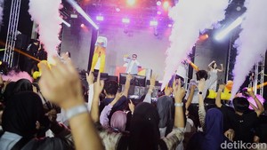 Feel Koplo menyuguhkan setlist andalan mereka berupa mixtape lagu-lagu populer lintas genre dan zaman yang di-remix dengan irama koplo yang menggoda.