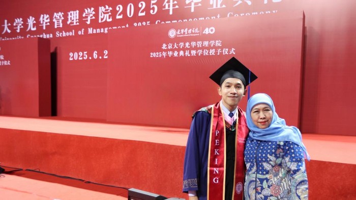 Gubernur Jawa Timur Khofifah Indar Parawansa saat menghadiri wisuda anaknya, Jalaluddin Mannagalli