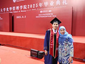 Hadiri Wisuda Sang Putra, Khofifah Jadi Tamu Kehormatan Peking University