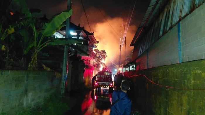 Gudang mebel di Gang Marlin No 2, Banjar Gumicik, Desa Ketewel, Kecamatan Sukawati, Gianyar, terbakar pada Sabtu (21/6/2025). (IST)