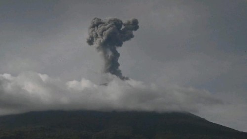 Gunung Ile Lewotolok di Kabupaten Lembata, Nusa Tenggara Timur (NTT), kembali meletus pukul 15.45 Wita pada Minggu (22/6/2025). (Foto: PVMBG)