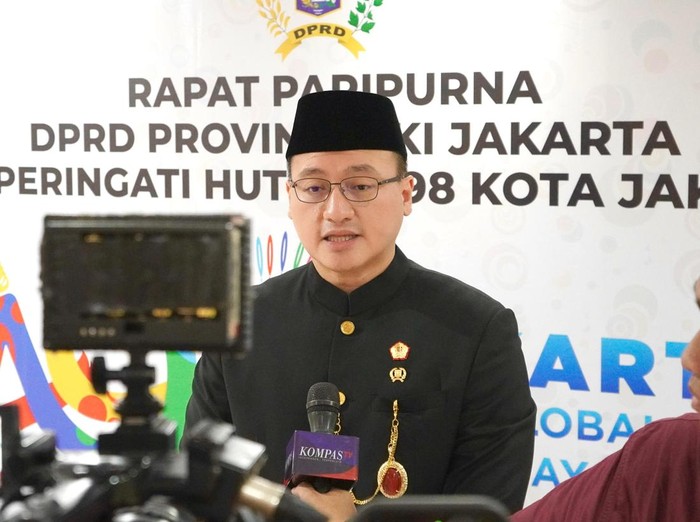 Anggota DPRD DKI Jakarta, Fraksi PDI Perjuangan Hardiyanto Kenneth di Wawancarai Wartawan Pada Saat Rapat Paripurna HUT Kota Jakarta ke-498.