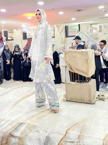 Ivan Gunawan mengerluarkan seri hijab dengan tema Palestina dan keuntungan hasil penjualan akan disumbangkan untuk Palestina.