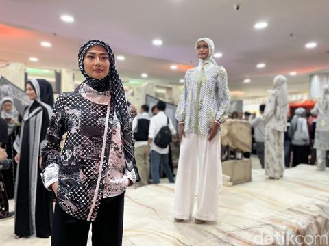 Ivan Gunawan mengerluarkan seri hijab dengan tema Palestina dan keuntungan hasil penjualan akan disumbangkan untuk Palestina.