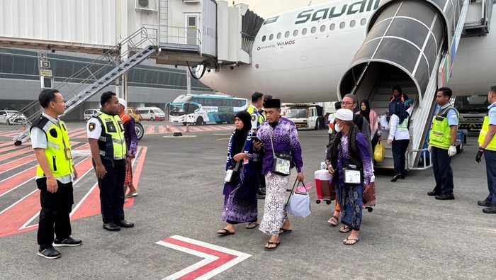 Jamaah haji asal Jember tiba di Bandara Juanda