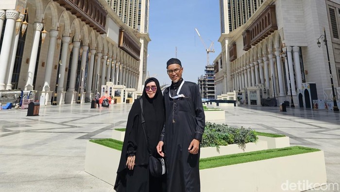 Jemaah haji khusus Aida Tourindo Wisata dengan autoimun saat menunaikan haji, Juni 2025.