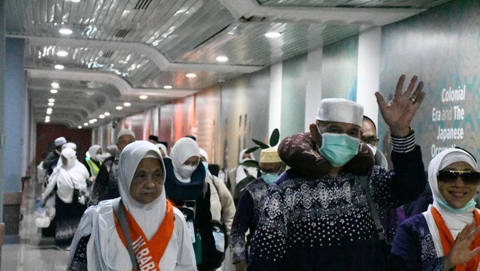 Jemaah haji debarkasi Palembang tiba di Bandara SMB II Palembang.