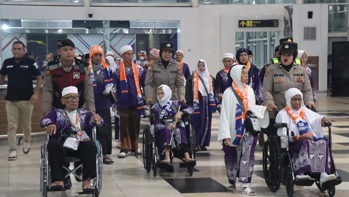 Jemaah haji rute Jeddah-Surabaya diberangkatkan kembali ke Jawa Timur. (Dok. Polda Sumut)