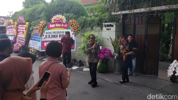 Menko PMK Pratikno saat ditemui di kediaman Jokowi di Sumber, Banjarsari, Solo, Minggu (22/6/2025).