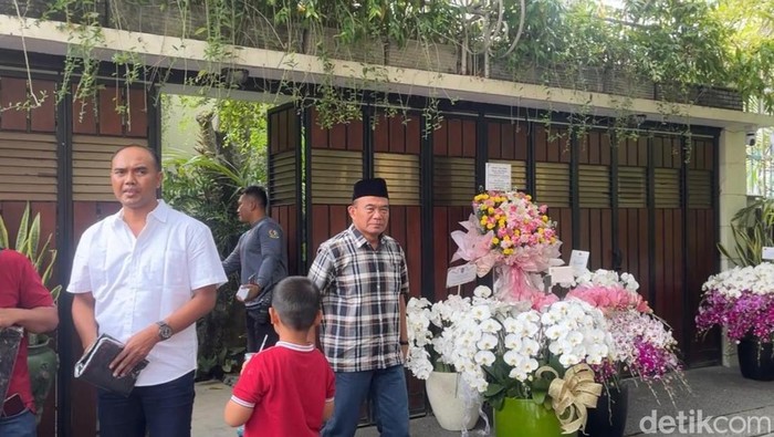 Penasihat Khusus Presiden Bidang Haji Prof Muhadjir Effendy saat ditemui di kediaman Presiden Ke-7 Joko Widodo (Jokowi) di Sumber, Banjarsari, Solo, Minggu (22/6/2025).