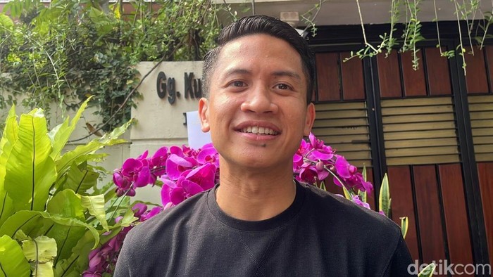 Ajudan Presiden Ke-7 RI Joko Widodo (Jokowi), Kompol Syarif Muhammad Fitriansyah ditemui di Sumber, Banjarsari, Minggu (22/6/2025).