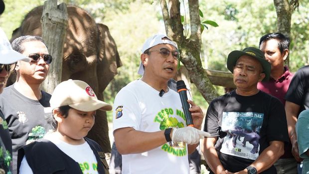 Kapolda Riau Irjen Herry Heryawan kampanye penyelamatan rumah Gajah Sumatera di Taman Nasional Tesso Nilo, Minggu (22/6/2025).