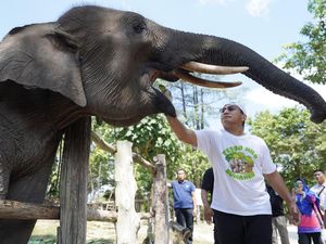 Kapolda Riau Bagikan Kaos Kampanye, Ajak Warga Selamatkan Tesso Nilo