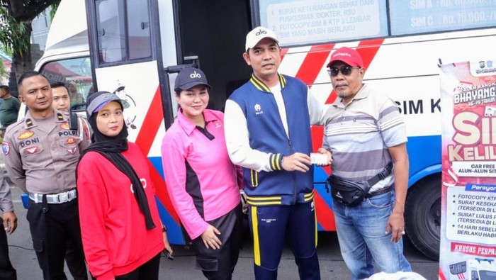 Kapolres Situbondo AKBP Rezi Dharmawan saat menghadiri kegiatan layanan kesehatan gratis.
